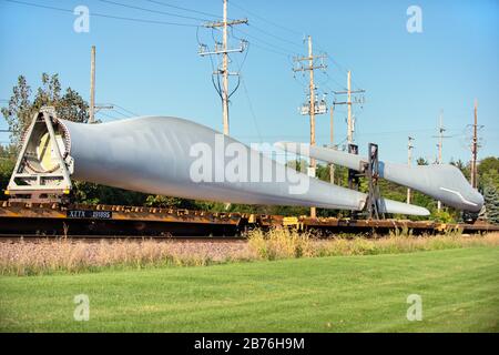 Ginevra, Illinois, Stati Uniti. Un treno merci che trasporta un carico speciale sovradimensionato di pale di turbine eoliche. Foto Stock