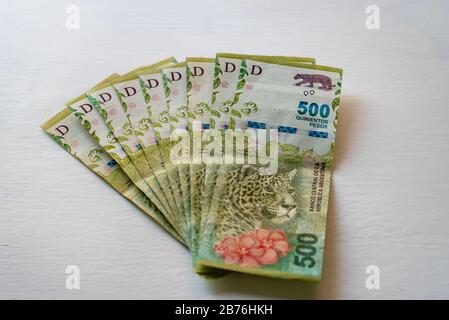 Cinquecento 500 pesos argentini su sfondo bianco Foto Stock