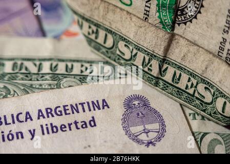 Macrofotografia di una fattura argentina di 100 pesos e un dollaro (Stati Uniti d'Argentina) Foto Stock