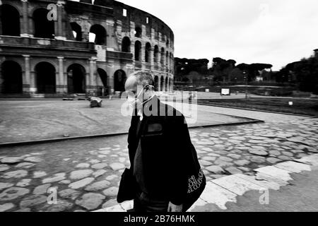 Roma, Roma, Italia. 13 Marzo 2020. Coran Virus, COD-19, emergenza per le strade di Roma.Il governo italiano ha adottato la misura di un blocco nazionale chiudendo tutte le attività, ad eccezione dei servizi essenziali nel tentativo di combattere Coronavirus (COVID-19).Tutta la città, come tutto il paese, è in quarantena e il movimento è limitato al necessario. Le strade della città sono vuote e comandate dall'amry. Credit: Matteo Trevisan/Zuma Wire/Alamy Live News Foto Stock