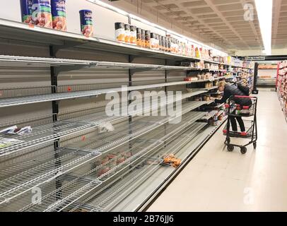 New York, NY, USA 13 marzo 2020. Scaffali vuoti in un supermercato D'Agostino a Manhattan a causa di acquisti di panico durante l'epidemia di coronavirus COVID-19. Foto Stock