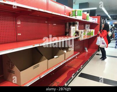 New York, NY, USA, 13 marzo 2020. Scaffali vuoti in una farmacia Duane Reade a Manhattan a causa di un acquisto di panico durante l'epidemia di coronavirus COVID-19. Foto Stock