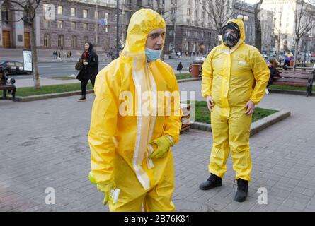 Kiev, Ucraina. 13 Marzo 2020. Le persone che indossano costumi protettivi ballano mentre prendono parte a un flashmob contro il coronavirus COVID-19 in una strada nel centro di Kiev, Ucraina, il 13 marzo 2020. L'Ucraina chiuderà il confine per gli stranieri in 48 ore per due settimane a causa della situazione con il coronavirus COVID-19 diffuso nel mondo, il Segretario del Consiglio Nazionale di sicurezza e Difesa dell'Ucraina Oleksiy Danilov ha detto il 13 marzo 2020. Credit: Serg Glovny/Zuma Wire/Alamy Live News Foto Stock