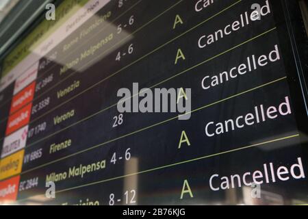 Cancellazione del volo a causa del coronavirus COVID-19 nell'aeroporto di Catania. Foto Stock