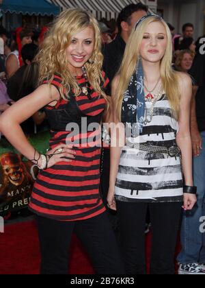 Aly e AJ Michalka al World Premiere di Walt Disney Pictures 'Pirati Dei Caraibi: Dead Man's Chest' tenuto a Disneyland ad Anaheim, California. Il Foto Stock