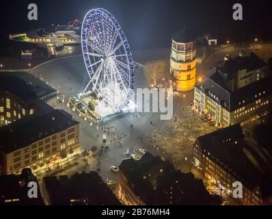 , mercato di Natale ruota panoramica sulla piazza del castello alla torre del castello a Dusseldorf di notte, 13.12.2012, vista aerea, Germania, Nord Reno-Westfalia, basso Reno, Dusseldorf Foto Stock