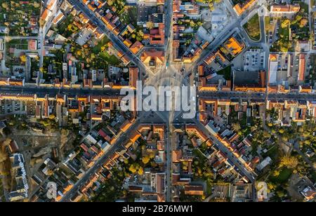 , centro città di Neustrelitz con piazza del mercato e municipio, 31.10.2013, vista aerea, Germania, Meclemburgo-Pomerania occidentale, Neustrelitz Foto Stock