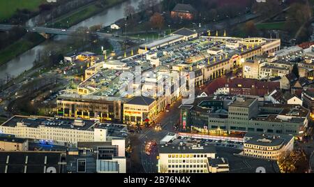 , Vista notturna dei terreni del Centro Allee ECE nel centro della città di Hamm, 14.12.2014, vista aerea, Germania, Nord Reno-Westfalia, Ruhr Area, Hamm Foto Stock