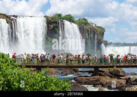 Folla di turisti in una passerella che visita le cascate di Iguazu in Brasile (Cataratas do Iguaçu). Bellissimo paesaggio naturale nella foresta del Sud America. Foto Stock