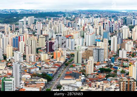 Veduta aerea di San Paolo, Brasile con torri residenziali multiple. Città anche indicato come giungla concreta a causa di alta densità di popolazione. Foto Stock