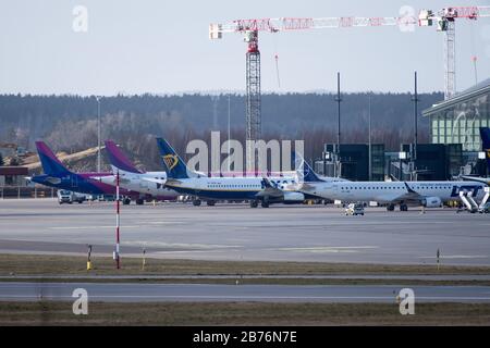 La compagnia aerea a basso costo Ryanair Aircraft Boeing 737-800 e la compagnia aerea a basso costo Wizz Air Airbus A320-200 a Gdansk Lech Walesa Airport a Gdansk, Polonia. Marzo Foto Stock