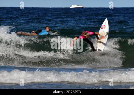 Molly Picklum e Meah Collins competono nel Sydney Surf Pro 2020 Foto Stock