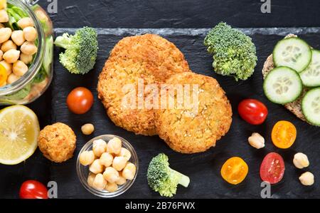 Hamburger vegetariani con humus e verdure fresche Foto Stock