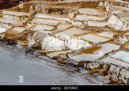 Primo piano del salnitro costruito in una valle in un giorno nuvoloso di Maras in Perù Foto Stock