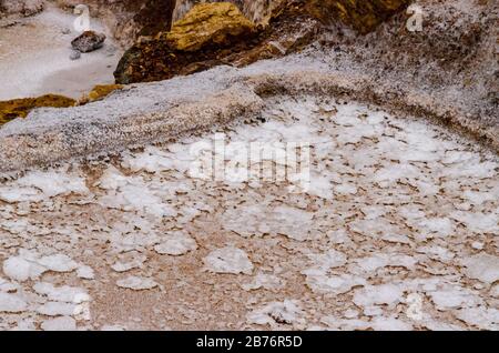 Primo piano del salnitro costruito in una valle in un giorno nuvoloso di Maras in Perù Foto Stock