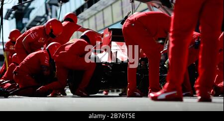 Il team Ferrari ha provato un cambio di pneumatici in pit lane prima del Gran Premio di Formula uno australiano Foto Stock