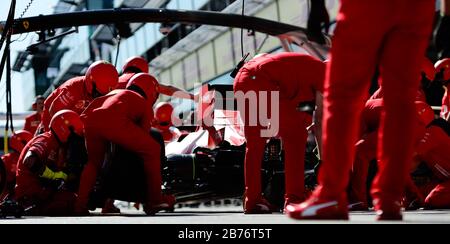 Il team Ferrari ha provato un cambio di pneumatici in pit lane prima del Gran Premio di Formula uno australiano Foto Stock