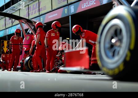 Il team Ferrari ha provato un cambio di pneumatici in pit lane prima del Gran Premio di Formula uno australiano Foto Stock