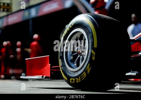 Il team Ferrari ha provato un cambio di pneumatici in pit lane prima del Gran Premio di Formula uno australiano Foto Stock