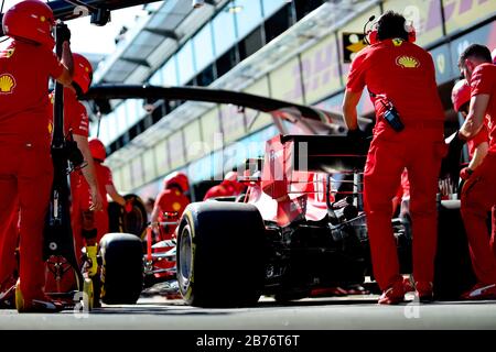 Il team Ferrari ha provato un cambio di pneumatici in pit lane prima del Gran Premio di Formula uno australiano Foto Stock