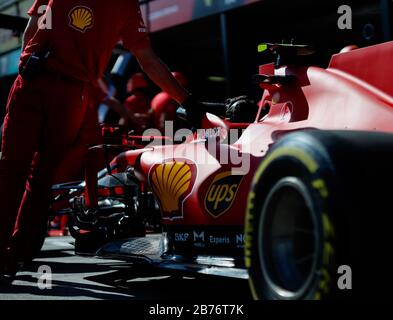 Il team Ferrari ha provato un cambio di pneumatici in pit lane prima del Gran Premio di Formula uno australiano Foto Stock