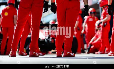 Il team Ferrari ha provato un cambio di pneumatici in pit lane prima del Gran Premio di Formula uno australiano Foto Stock