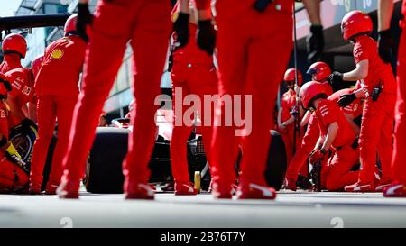 Il team Ferrari ha provato un cambio di pneumatici in pit lane prima del Gran Premio di Formula uno australiano Foto Stock