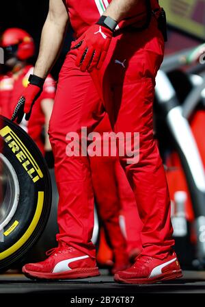 Il team Ferrari ha provato un cambio di pneumatici in pit lane prima del Gran Premio di Formula uno australiano Foto Stock