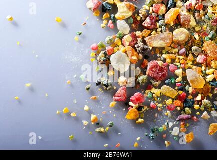 Frankincense colorato. Questa resina aromatica viene spillata dall'albero sacro di Boswellia. È usato nell'aromaterapia ed è ampiamente associato con le cerimonie religiose. Foto Stock