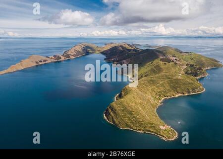 Veduta aerea di Sun Island (in spagnolo: Isla del Sol) sul lago Titicaca in Bolivia, Sud America. Foto Stock