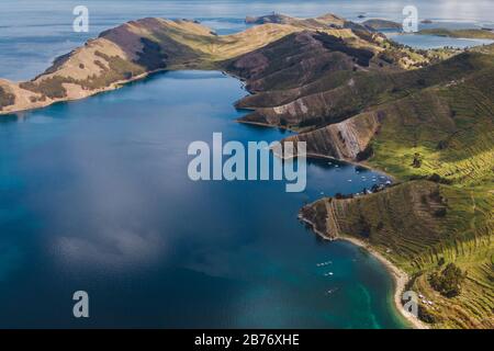 Veduta aerea della costa di Isla del Sol sul lago Titicaca in Bolivia, Sud America. Foto Stock