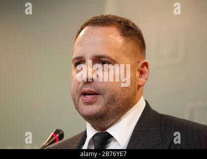 Kiev, Ucraina. 13 Marzo 2020. Andriy Yermak, capo dell'Ufficio presidenziale ucraino, interviene durante un briefing a seguito dei risultati della riunione del Consiglio Nazionale di sicurezza e Difesa per combattere la diffusione del COVID-19, coronavirus a Kiev. Credit: Sopa Images Limited/Alamy Live News Foto Stock