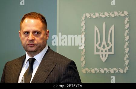 Kiev, Ucraina. 13 Marzo 2020. Andriy Yermak, capo dell'Ufficio presidenziale ucraino, durante un briefing a seguito dei risultati della riunione del Consiglio nazionale di sicurezza e difesa per combattere la diffusione del COVID-19, coronavirus a Kiev. Credit: Sopa Images Limited/Alamy Live News Foto Stock