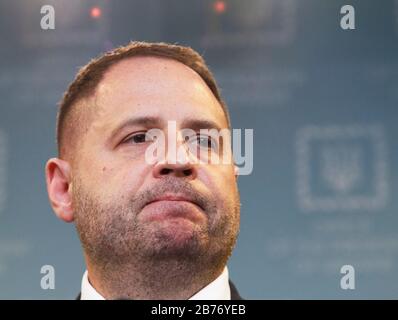 Kiev, Ucraina. 13 Marzo 2020. Andriy Yermak, capo dell'Ufficio presidenziale ucraino, interviene durante un briefing a seguito dei risultati della riunione del Consiglio Nazionale di sicurezza e Difesa per combattere la diffusione del COVID-19, coronavirus a Kiev. Credit: Sopa Images Limited/Alamy Live News Foto Stock