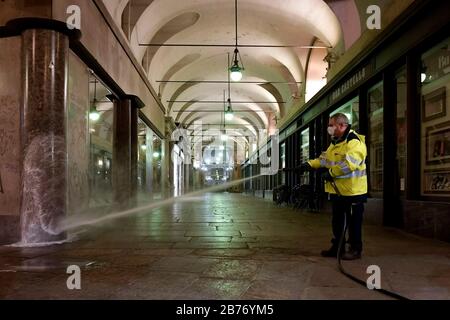 Torino, Italia. 14 Marzo 2020. Torino, ITALIA - 14 marzo 2020: Operatore di Amiat (Multiservice Environmental Hygiene Company Torino) sanitizza le strade. Il governo italiano ha imposto restrizioni senza precedenti per fermare la diffusione dell'epidemia di coronavirus COVID-19. (Foto Di Nicolò Campo/Sipa Usa) Credit: Sipa Usa/Alamy Live News Foto Stock