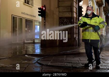 Torino, Italia. 14 Marzo 2020. Torino, ITALIA - 14 marzo 2020: Operatore di Amiat (Multiservice Environmental Hygiene Company Torino) sanitizza le strade. Il governo italiano ha imposto restrizioni senza precedenti per fermare la diffusione dell'epidemia di coronavirus COVID-19. (Foto Di Nicolò Campo/Sipa Usa) Credit: Sipa Usa/Alamy Live News Foto Stock