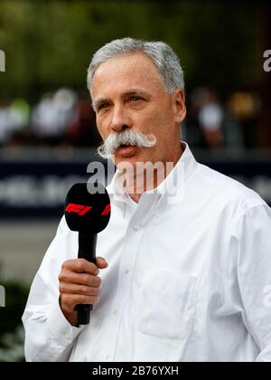 Chase Carey nel corso di una conferenza stampa a seguito della cancellazione del Gran Premio australiano di Formula uno 2020 in mezzo a Corona Virus (COVID-19) preoccupazioni. Foto Stock