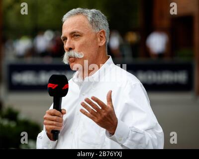 Chase Carey nel corso di una conferenza stampa a seguito della cancellazione del Gran Premio australiano di Formula uno 2020 in mezzo a Corona Virus (COVID-19) preoccupazioni. Foto Stock