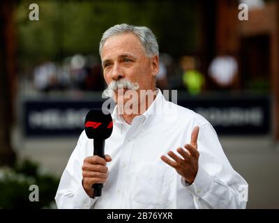 Chase Carey nel corso di una conferenza stampa a seguito della cancellazione del Gran Premio australiano di Formula uno 2020 in mezzo a Corona Virus (COVID-19) preoccupazioni. Foto Stock