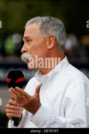 Chase Carey nel corso di una conferenza stampa a seguito della cancellazione del Gran Premio australiano di Formula uno 2020 in mezzo a Corona Virus (COVID-19) preoccupazioni. Foto Stock