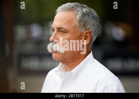 Chase Carey nel corso di una conferenza stampa a seguito della cancellazione del Gran Premio australiano di Formula uno 2020 in mezzo a Corona Virus (COVID-19) preoccupazioni. Foto Stock