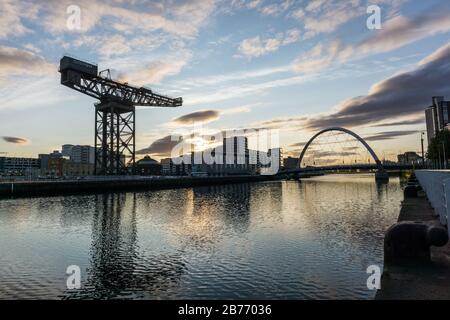 Vista all'alba guardando verso est lungo il Clyde a Glasgow, presa dal Bell's Bridge e che mostra il Finnieston o Stobcross Crane. Foto Stock
