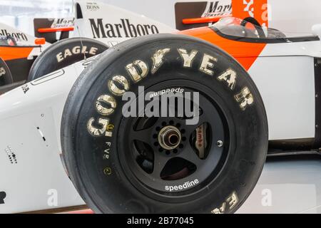 Primo piano dettaglio di una McLaren Honda MP4/7 nella Honda Collection Hall di Suzuka, Giappone, con una MP4-5 in background. Foto Stock