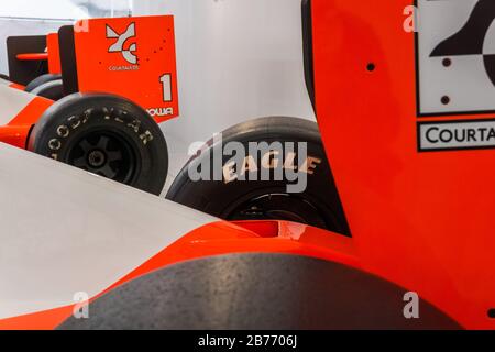 Primo piano dettaglio di una McLaren Honda MP4/7 nella Honda Collection Hall di Suzuka, Giappone, con una MP4-5 in background. Foto Stock