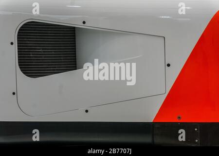 Primo piano dettaglio di una McLaren Honda MP4/7 nella Honda Collection Hall di Suzuka, Giappone, con una MP4-5 in background. Foto Stock