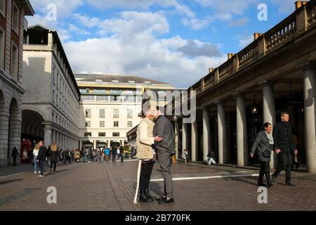 Londra, Regno Unito. 13 Marzo 2020. Una coppia ha visto baciare a Covent Garden.The numero di casi britannici di coronavirus sale a 798, in su da 208 da giovedì 12 marzo 2020. Credit: Sopa Images Limited/Alamy Live News Foto Stock