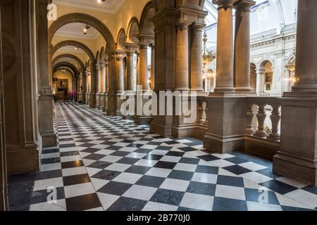 Un lungo corridoio ornato con colonne e statue, nella Kelvingrove Art Gallery and Museum, a Glasgow, Scozia. Foto Stock