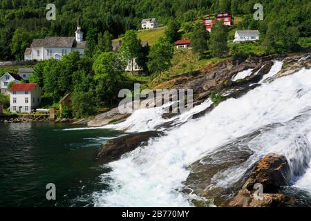 Hellyltfossen cascata, villaggio di Hellesylt, More og Romsdal County, Norvegia Foto Stock