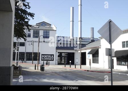 Monterey, California, Stati Uniti. 13 Marzo 2020. Monterey, praticamente vuoto di turisti dopo l'annuncio del presidente Trump di una 'emergenza nazionale' a causa della pandemia di Coronavirus - nella foto è il famoso Monterey Bay Aquarium privo di chiunque, dove normalmente ci sarebbero centinaia di code per entrare. Credit: Motofoto/Alamy Live News Foto Stock