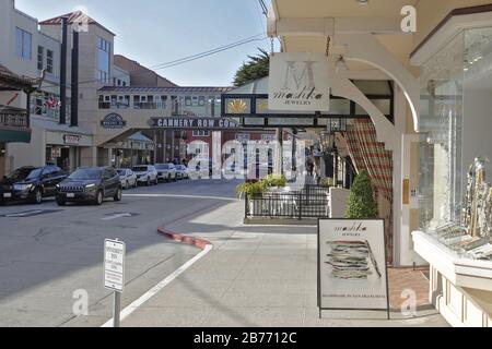 Monterey, California, Stati Uniti. 13 Marzo 2020. Monterey, praticamente vuoto di turisti dopo l'annuncio del presidente Trump di una 'emergenza nazionale' a causa della pandemia di Coronavirus - nella foto è la famosa Cannery Row con solo auto locali che abitano la strada, dove normalmente il venerdì sarebbe brulicante di turisti. Credit: Motofoto/Alamy Live News Foto Stock